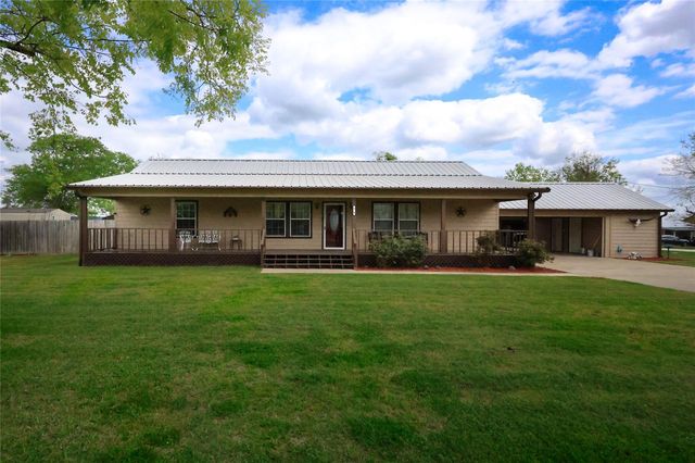 304 N  2nd St, Normangee, TX 77871