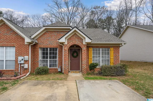 2785 Southwood Ln, Bessemer, AL 35022
