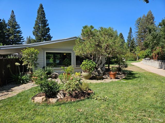 17 Los Robles Court St, Helena, CA 94574