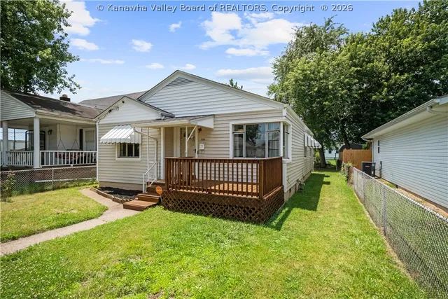 153 4th St, Dunbar, WV 25064
