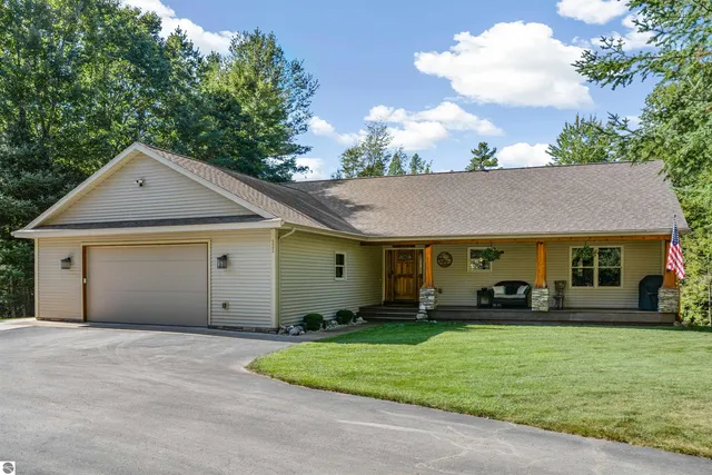 533 Fisher Rd, Traverse City, MI 49685