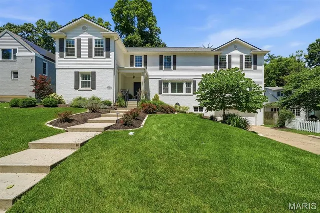 1121 Timberlane Dr, Saint Louis, MO 63122