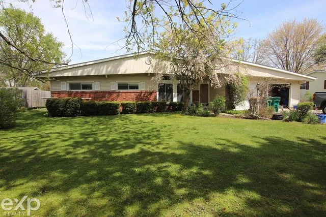 2940 Westland Dr, Port Huron, MI 48060