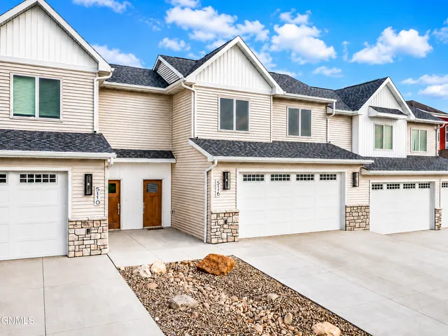 5116 Durango Dr, Bismarck, ND 58503