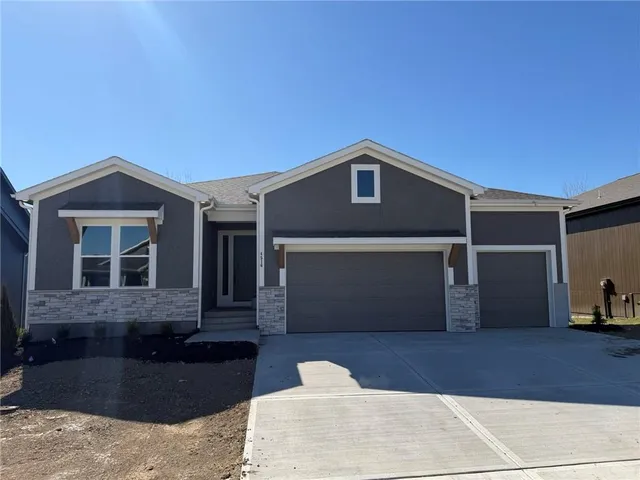 4516 SW Berkshire Dr, Lees Summit, MO 64083
