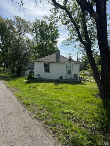 223 Fairview Ln, Saint Louis, MO 63135