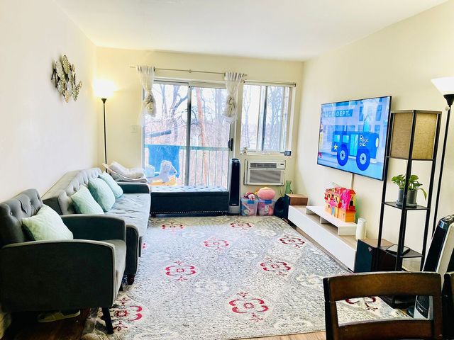 7628 Grand Central Pkwy #2, Forest Hills, NY 11375