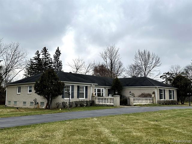 33641 Brittany Dr, Farmington Hills, MI 48335