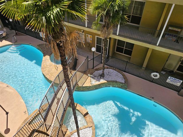 921 Marine Dr #304, Galveston, TX 77550