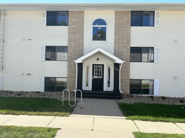 1313 Oakland Rd NE #6, Cedar Rapids, IA 52402