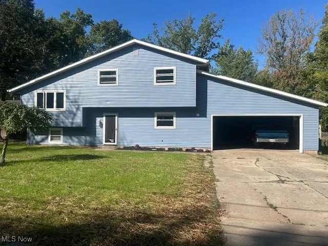 992 Lakewood Beach Dr, Sheffield Lake, OH 44054