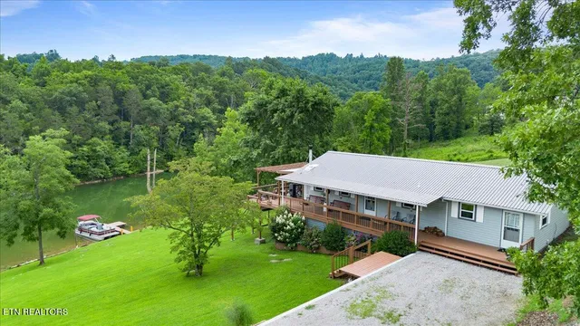 203 Wagon Ln, Speedwell, TN 37870