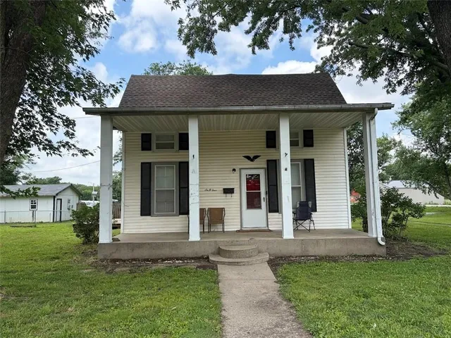 604 S  3rd St, Burlington, KS 66839