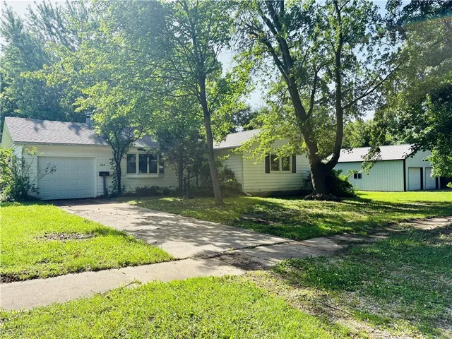 306 N  Green St, Yates Center, KS 66783