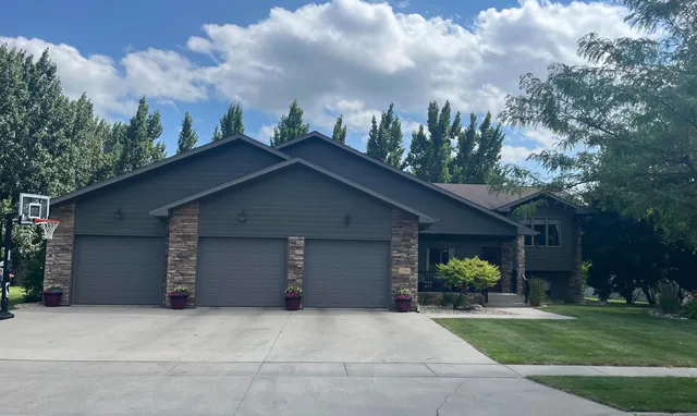 2206 17th Ave SE, Aberdeen, SD 57401