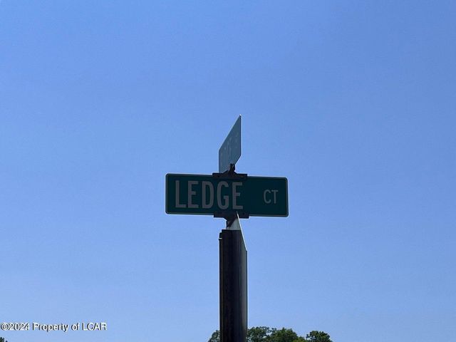 Ledge Ct, Pittston, PA 18640