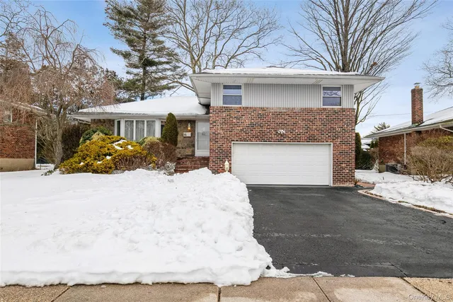 15 Center Drive, Syosset, NY 11791