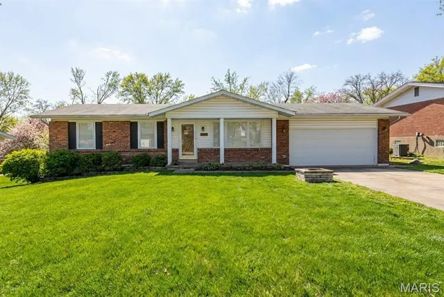 3588 Eileen Ann Dr, Saint Louis, MO 63129