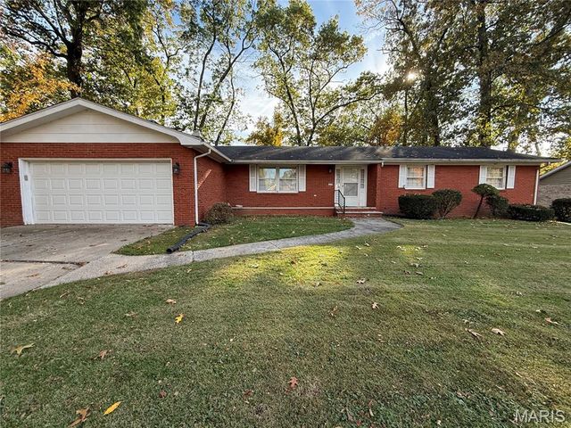 1115 Robert Dr, Godfrey, IL 62035