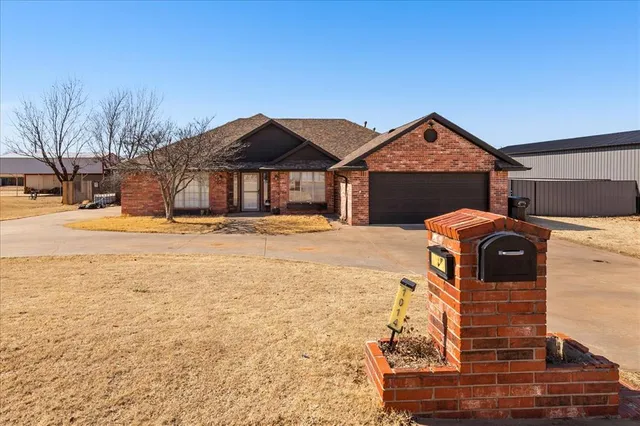 1014 N  Marion Ave, Hinton, OK 73047