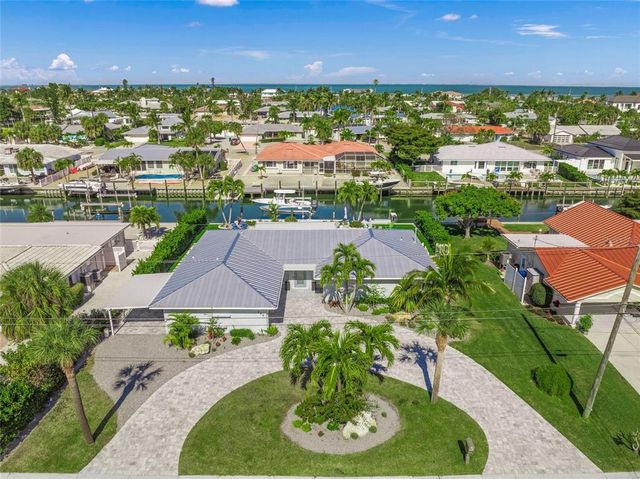 625 Dundee Ln, Holmes Beach, FL 34217