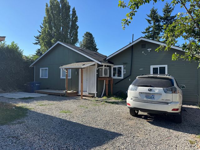 1650 SW 114th St #B, Seattle, WA 98146