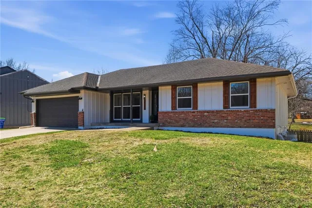 14523 Brentwood Dr, Lenexa, KS 66215