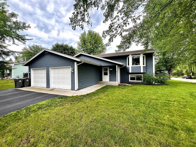 673 Concord Dr, Chaska, MN 55318