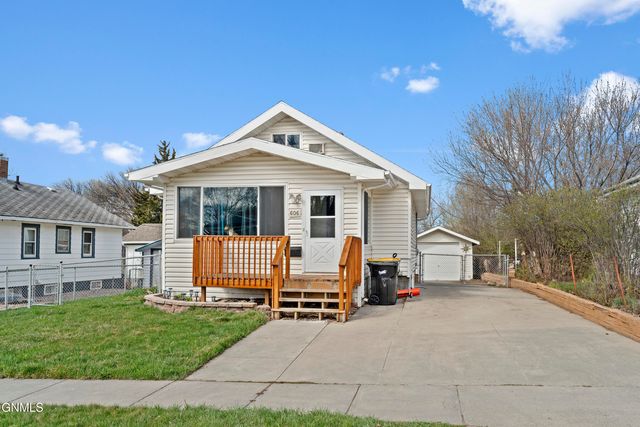 606 N  10th St, Bismarck, ND 58501