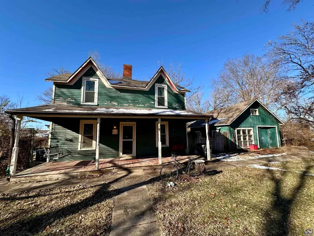 315 Pierce St, Maple Hill, KS 66507