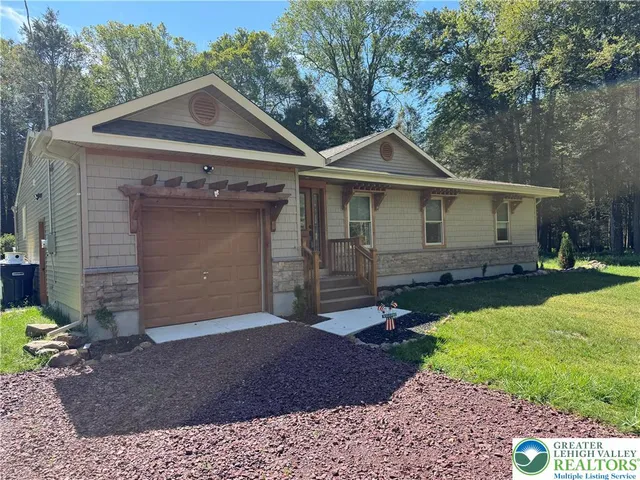 52 Tanglewood Dr, Albrightsville, PA 18210