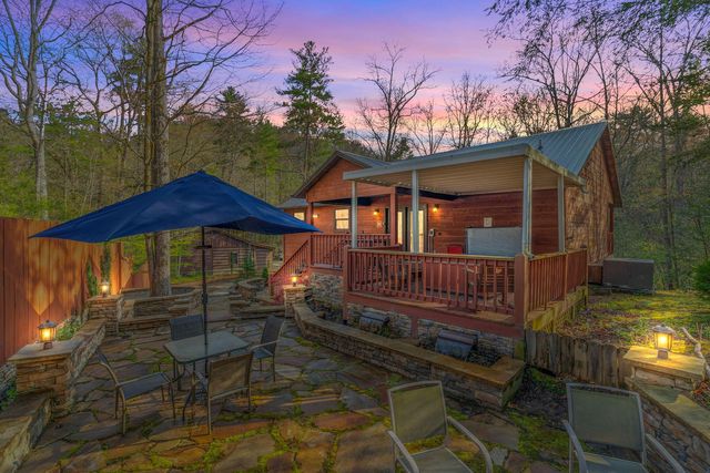3220 Holly Ln, Pigeon Forge, TN 37862