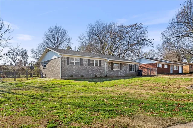 2326 W  Alpine Cir, Siloam Springs, AR 72761
