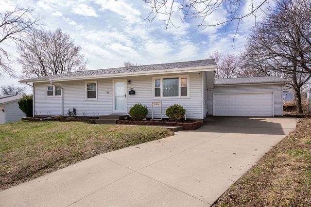 2814 Hillside Ct, Bettendorf, IA 52722