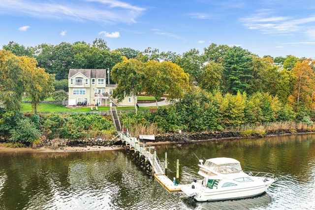 43 Cliff Dr, Assonet, MA 02702