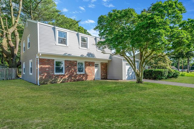 27 Wilmont Turn, Coram, NY 11727