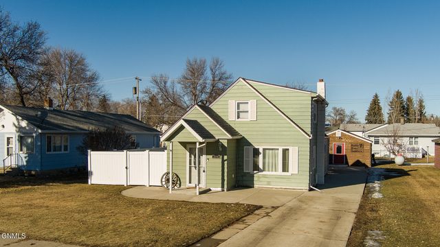 204 3rd St NW, Beulah, ND 58523