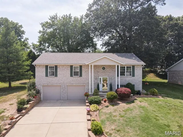 2704 Hibank Ct, Belleville, IL 62226