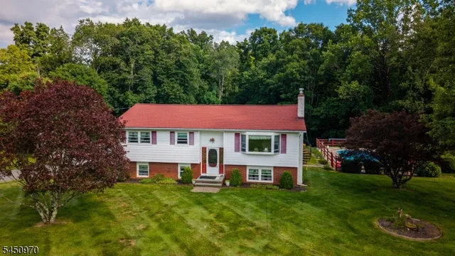 3 Sawmill Rd, Stockholm, NJ 07460