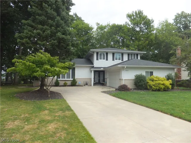 3041 Belmont Dr, Brooklyn Heights, OH 44131