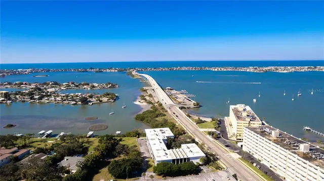 50 Harbor View Ln #11, Belleair Bluffs, FL 33770