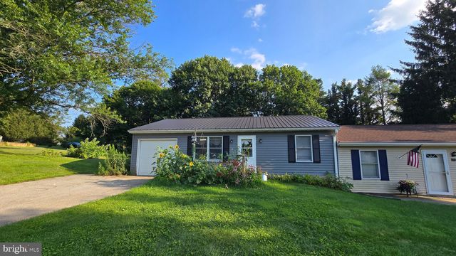 10 Memory Ln, Stewartstown, PA 17363