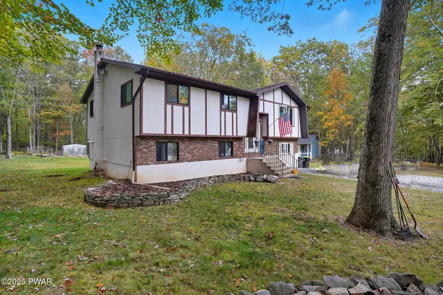 119 Manor Ln, Canadensis, PA 18325