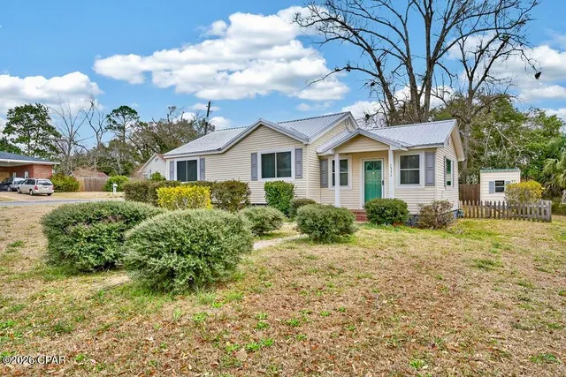 1331 Coggin Ave, Chipley, FL 32428