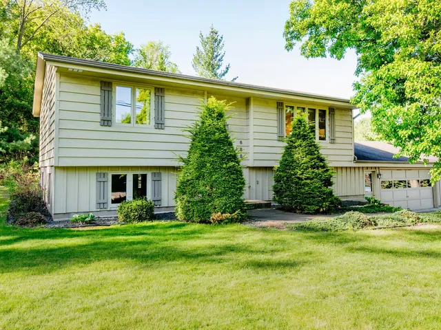 688 Wentworth Ave, Mendota Heights, MN 55118