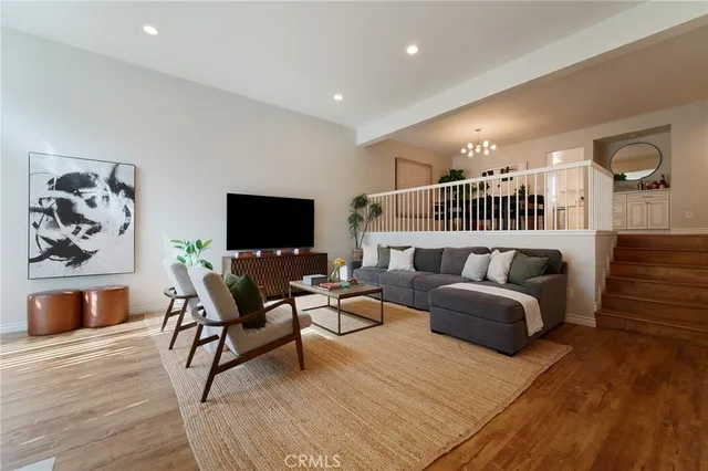 13925 Riverside Dr, Sherman Oaks, CA 91423