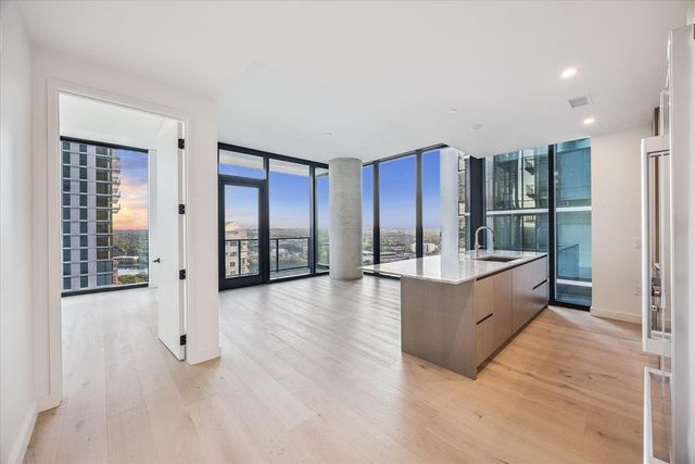610 Davis St #2105, Austin, TX 78701