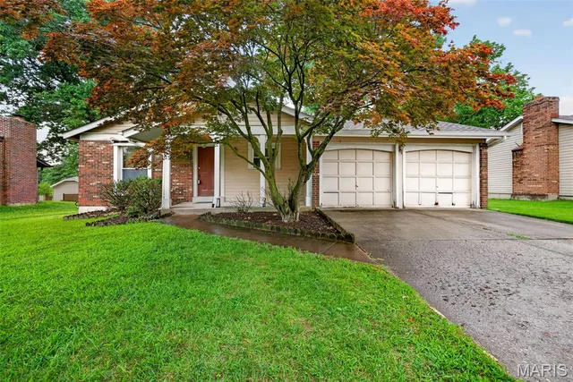 2485 Pheasant Run Dr, Maryland Heights, MO 63043