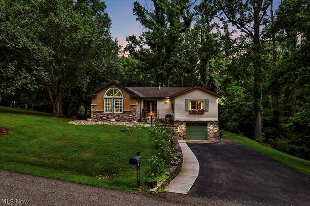 225 Sebaugh Dr, Zanesville, OH 43701