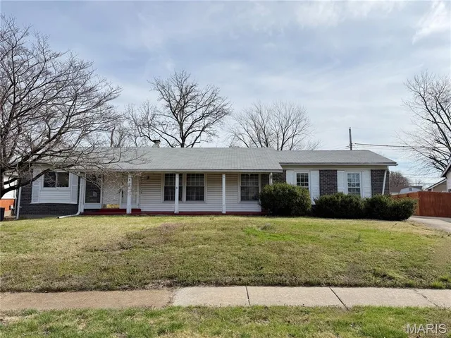 2910 Wellington Dr, Florissant, MO 63033